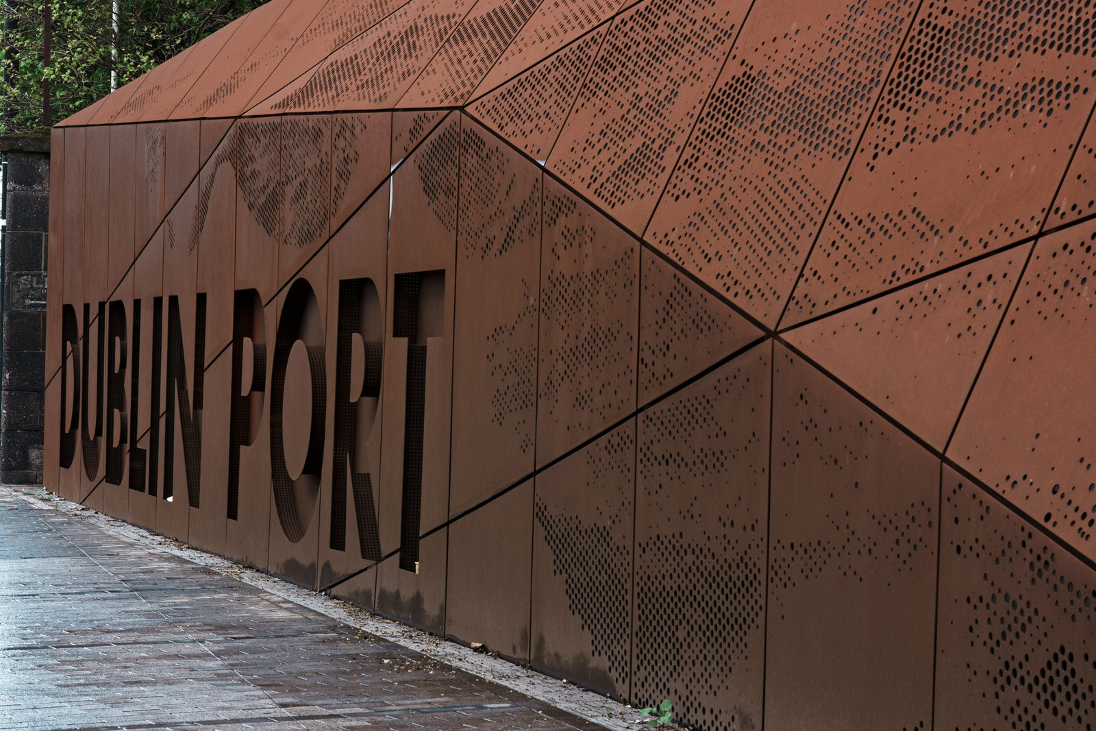 THE CORTEN STEEL SIGN LOOKS LIKE A SHIP