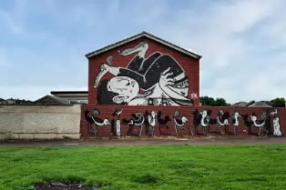 MURAL BY ALEX SENNA 2023 PHOTOGRAPHED AUGUST 2025 [WATERFORD WALLS 194 BALLYBEG SQUARE]-255405-1