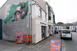 THE SCRIBBLE GRID IN ACTION AND A WORK IN PROGRESS AT THE GLEN [WATERFORD WALLS HUB 2025]-255620-1