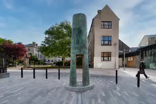 THE JOHN CONDON MEMORIAL BY PAT CUNNINGHAM [PHOTOGRAPHED MAY 2016]-255391-1