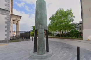 THE JOHN CONDON MEMORIAL BY PAT CUNNINGHAM [PHOTOGRAPHED MAY 2016]-255392-1