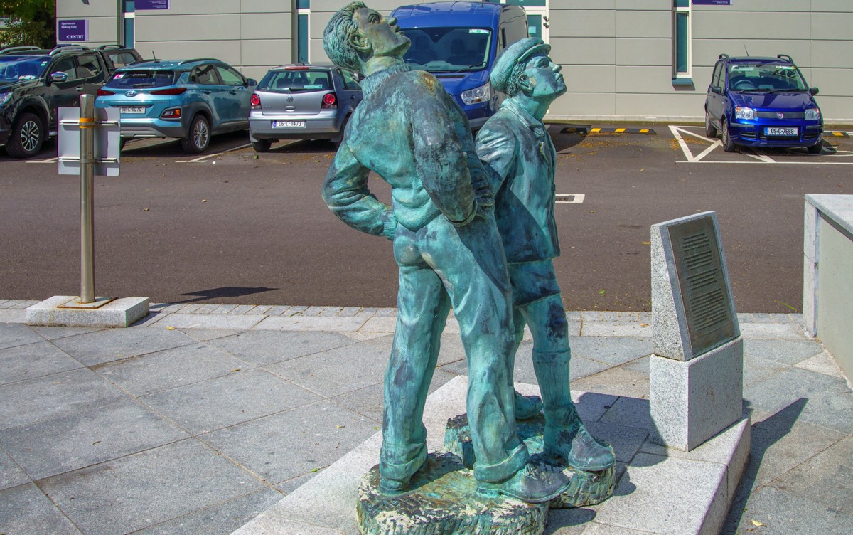 TWO BOYS LOOKING UP AT THE KINGSLEY HOTEL