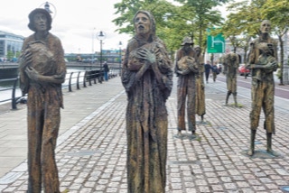 FAMINE MEMORIAL ON CUSTOM HOUSE QUAY 001