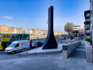 THE WOOD QUAY WOODEN SCULPTURE BY MICHAEL WARREN 001