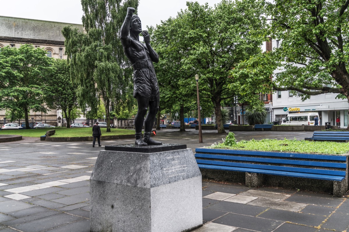 STATUE OF JOHN RINTY MONAGHAN [WHEN IRISH EYES ARE SMILING] 001