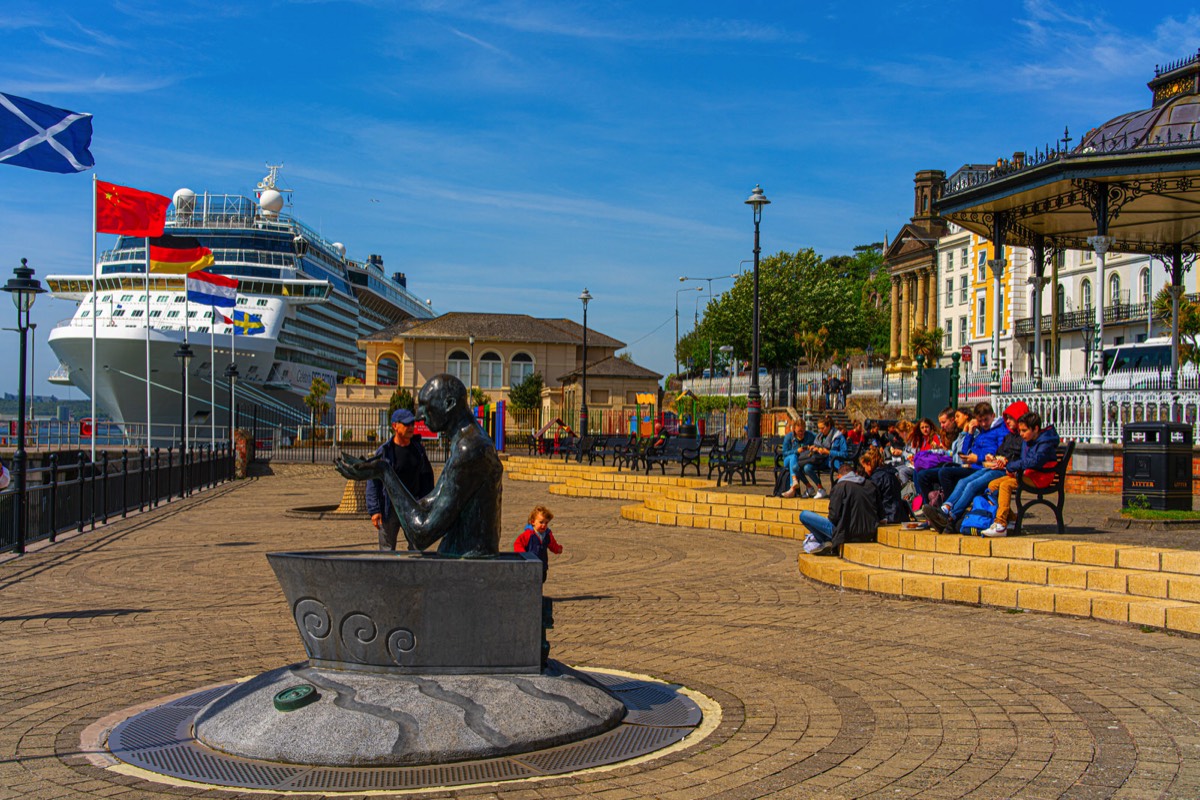 THE CELEBRITY REFLECTION VISITS THE TOWN OF COBH 009