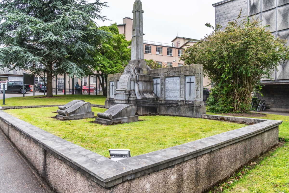 MONUMENTS MEMORIALS PLAQUES 004