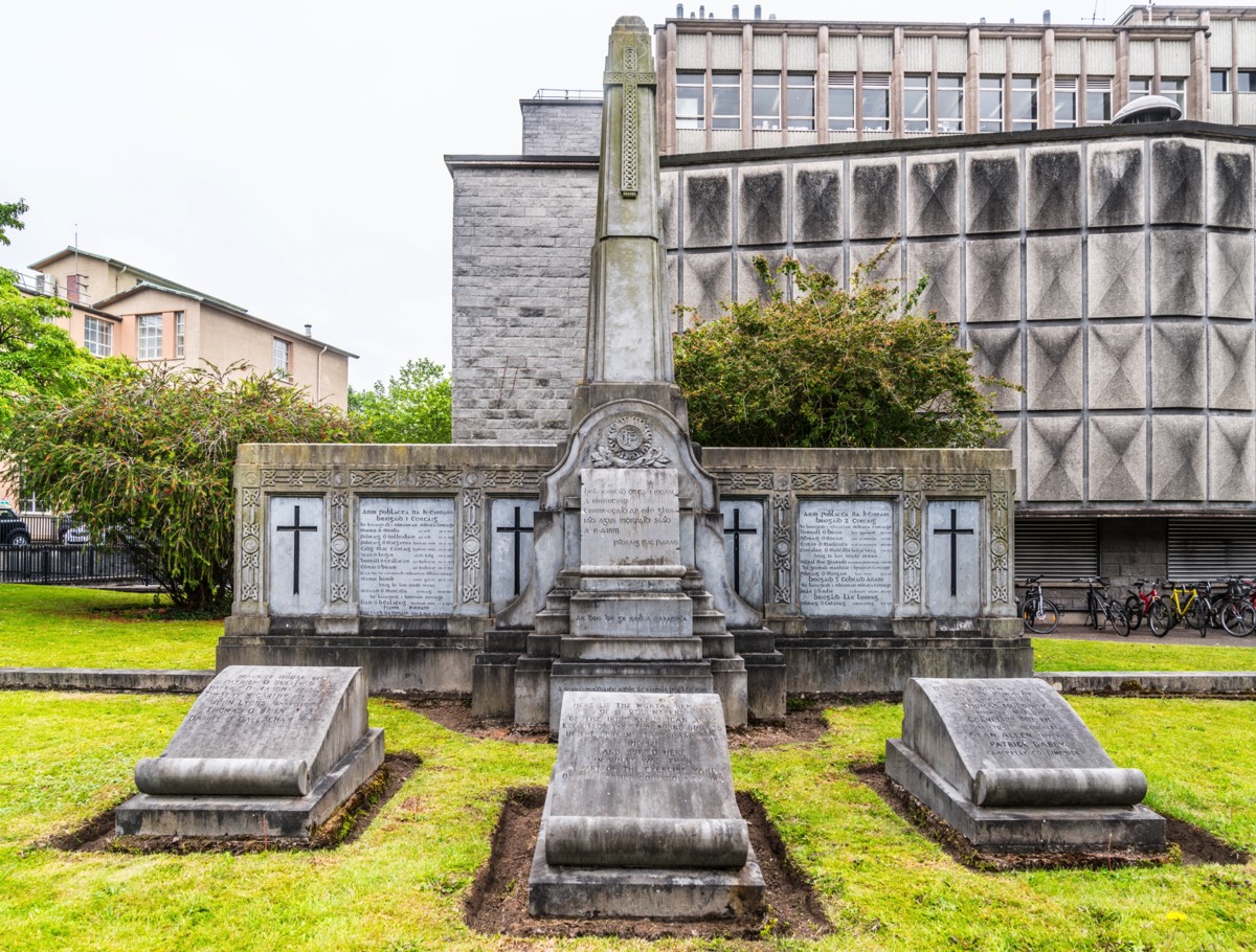 MONUMENTS MEMORIALS PLAQUES 005