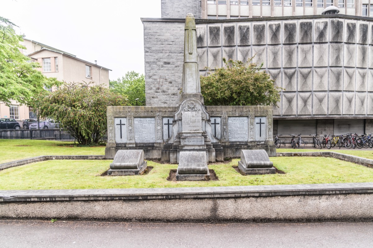 MONUMENTS MEMORIALS PLAQUES 006