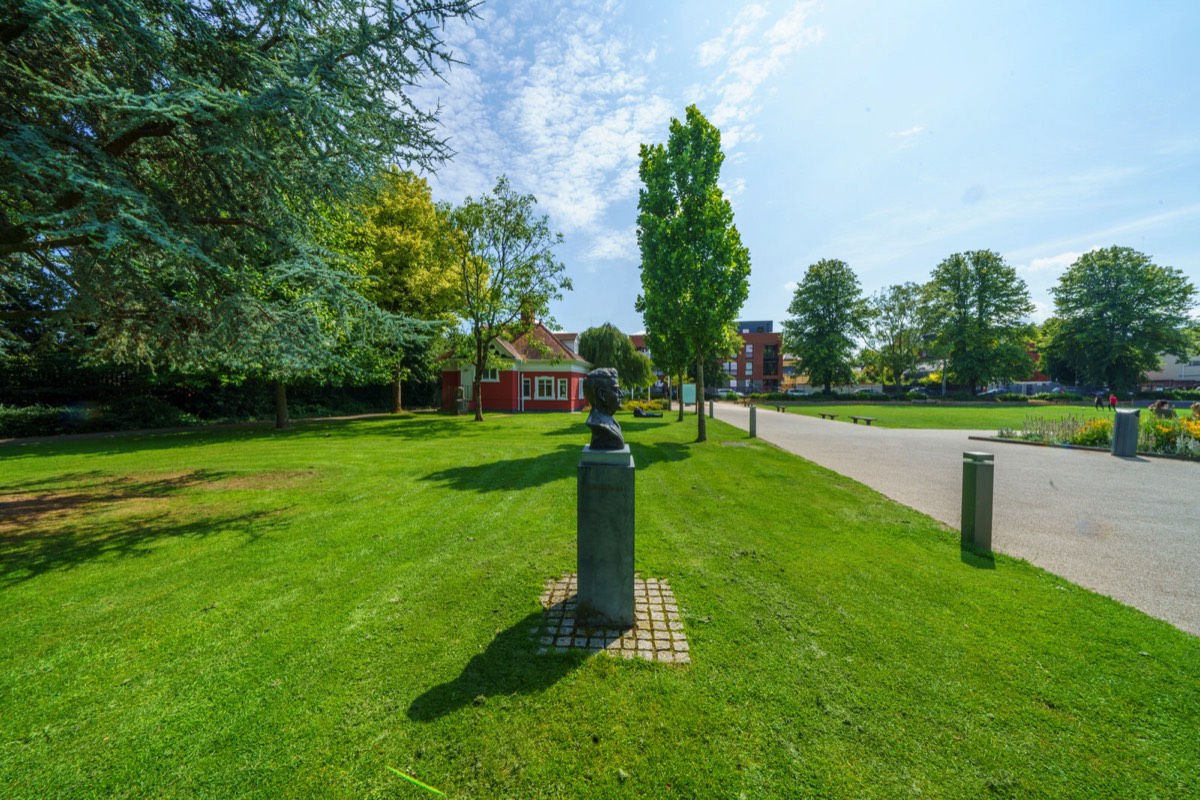 BUST OF TOM BARRY - FITZGERALD PARK CORK 001