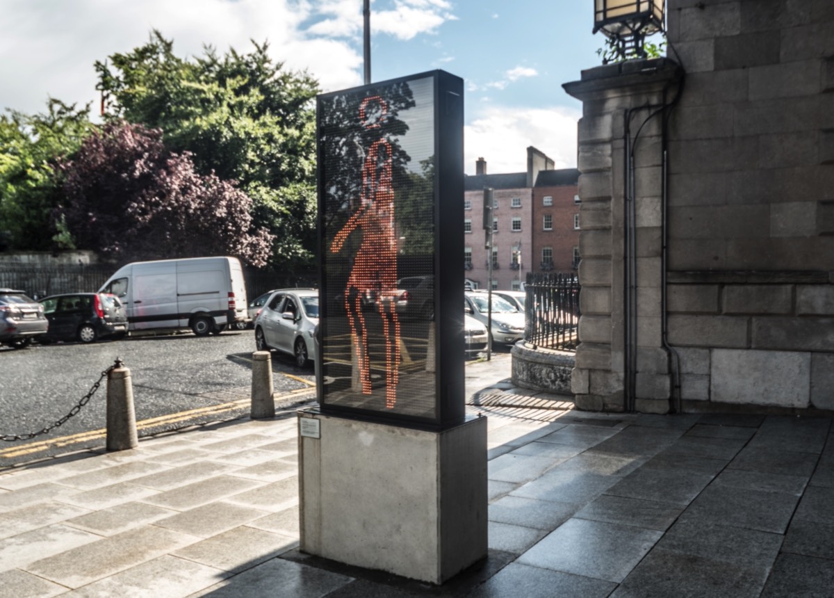 SUZANNE WALKING TO THE HUGH LANE GALLERY 001