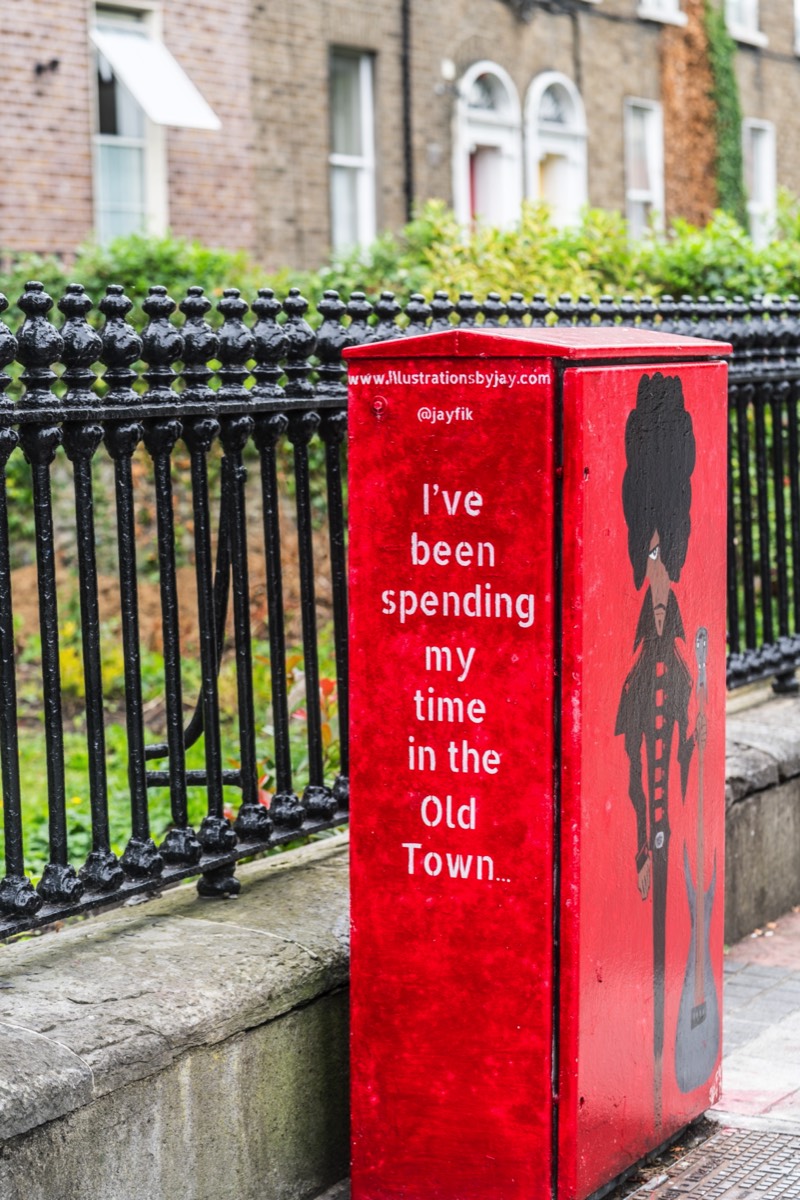 PHIL LYNOTT ON A STREET UTILITY CABINET  001