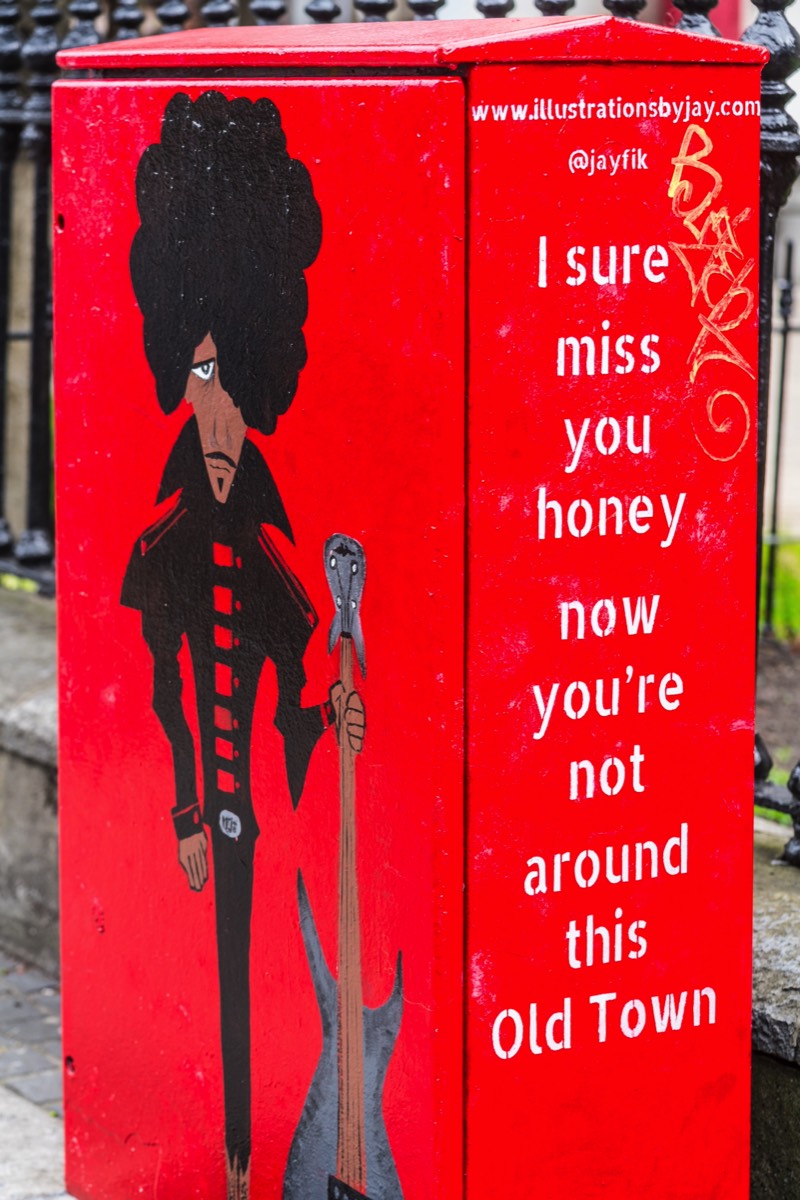 PHIL LYNOTT ON A STREET UTILITY CABINET  004