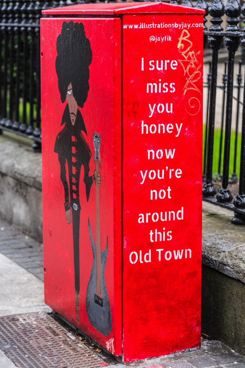 PHIL LYNOTT ON A STREET UTILITY CABINET  005