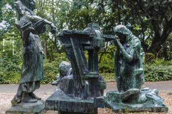  A SCULPTURE BY ANDREW O'CONNOT - MERRION SQUARE PARK 