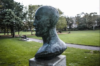  TRIBUTE HEAD II IN MERRION SQUARE PARK 