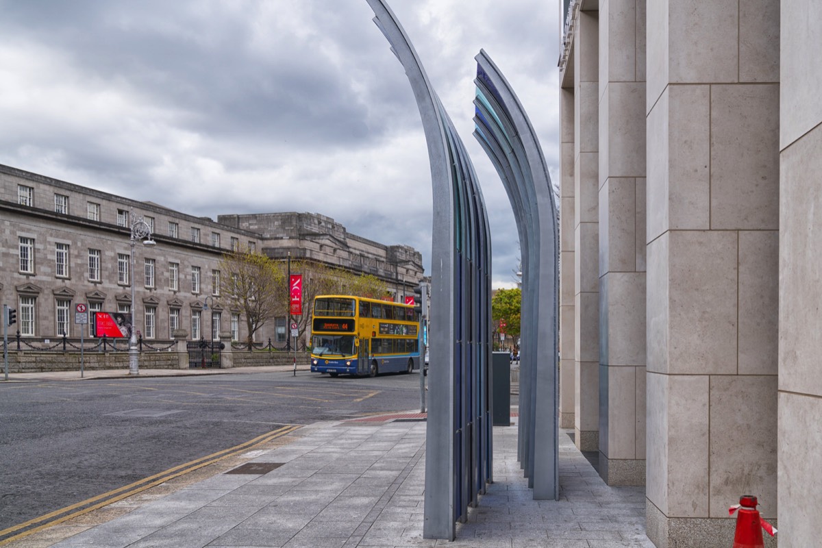 LEAN A MODERN GLASS AND STEEL SCULPTURE BY CAOIMHE KILFEATHER 006