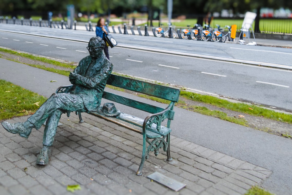 STATUE OF PATRICK KAVANAGH NORTH BANK OF GRAND CANAL ON MESPIL ROAD 004