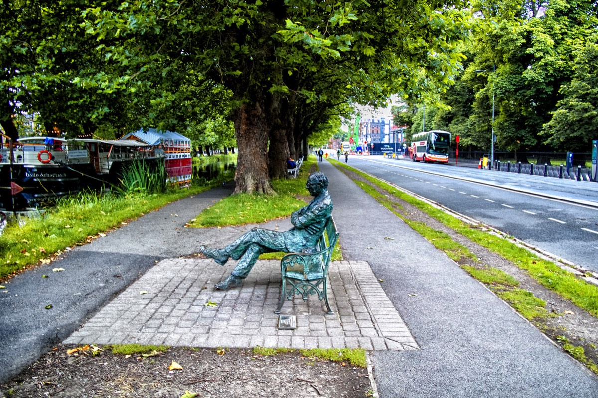 STATUE OF PATRICK KAVANAGH NORTH BANK OF GRAND CANAL ON MESPIL ROAD 005