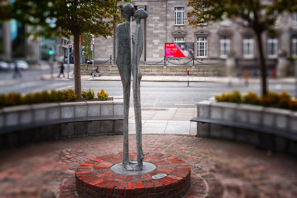 THE KISS BY ROWAN GILLESPIE - PHOTOGRAPHED IN APRIL 2017 002