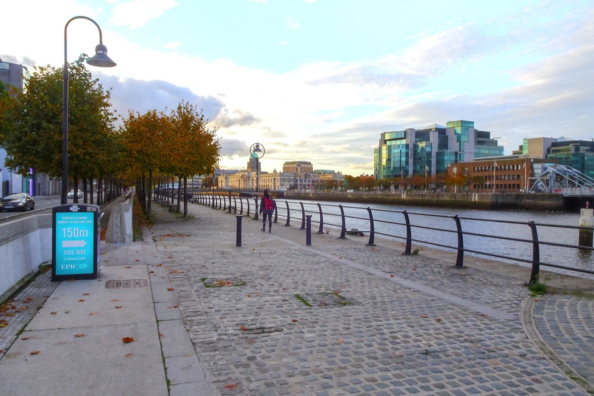 AUTUMN LEAVES ON CITY QUAY 006