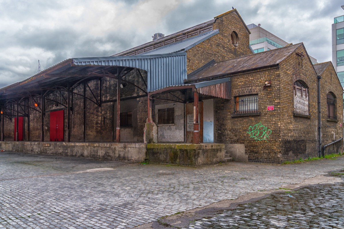 OLD WAREHOUSE ON SIR JOHN ROGERSONS QUAY - PHOTOGRAPHED 17 APRIL 2017 001