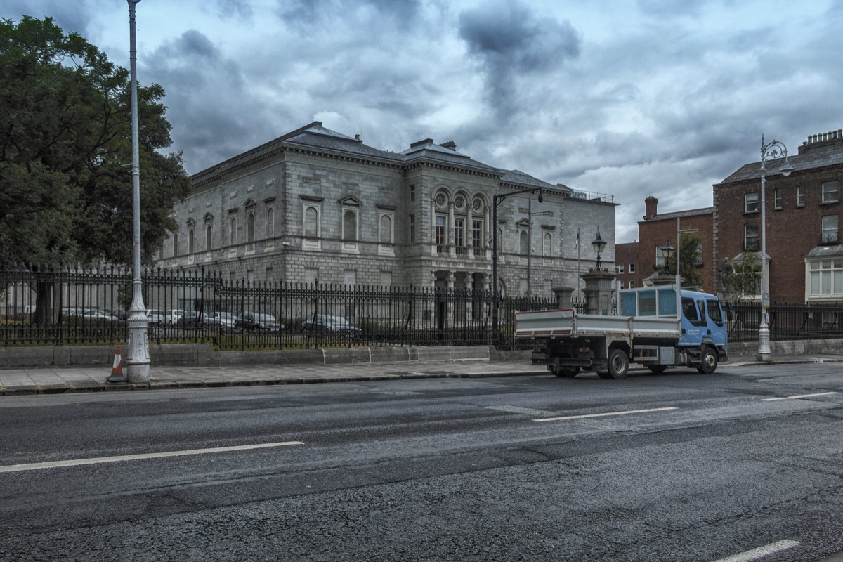 MERRION SQUARE - ONE OF FIVE GEORGIAN SQUARES IN DUBLIN 003