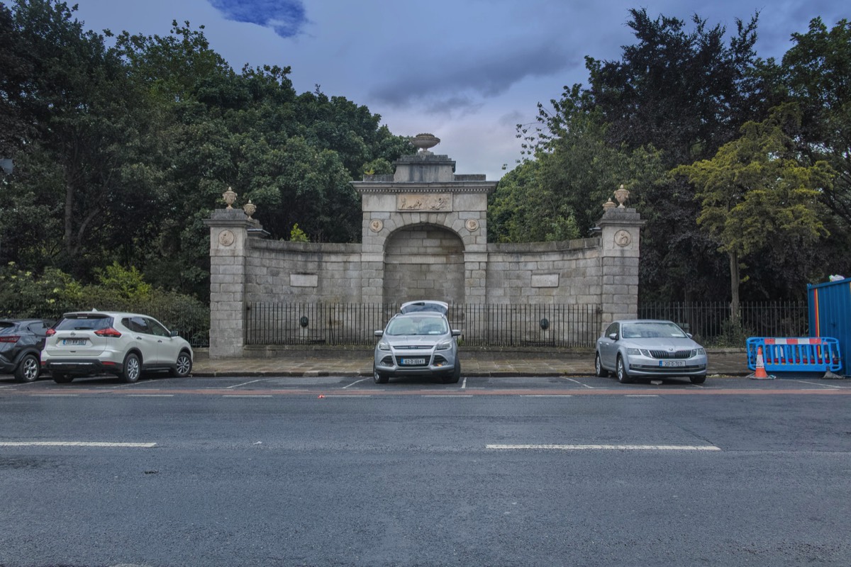 MERRION SQUARE - ONE OF FIVE GEORGIAN SQUARES IN DUBLIN 004