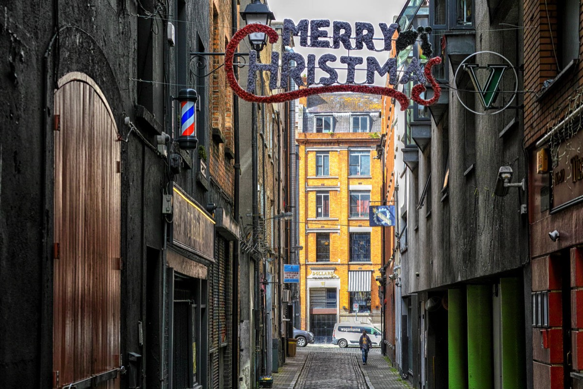 NO ONE LEFT TO REMOVE THE CHRISTMAS DECORATIONS - TEMPLE BAR DUBLIN 6 AUGUST 2020 