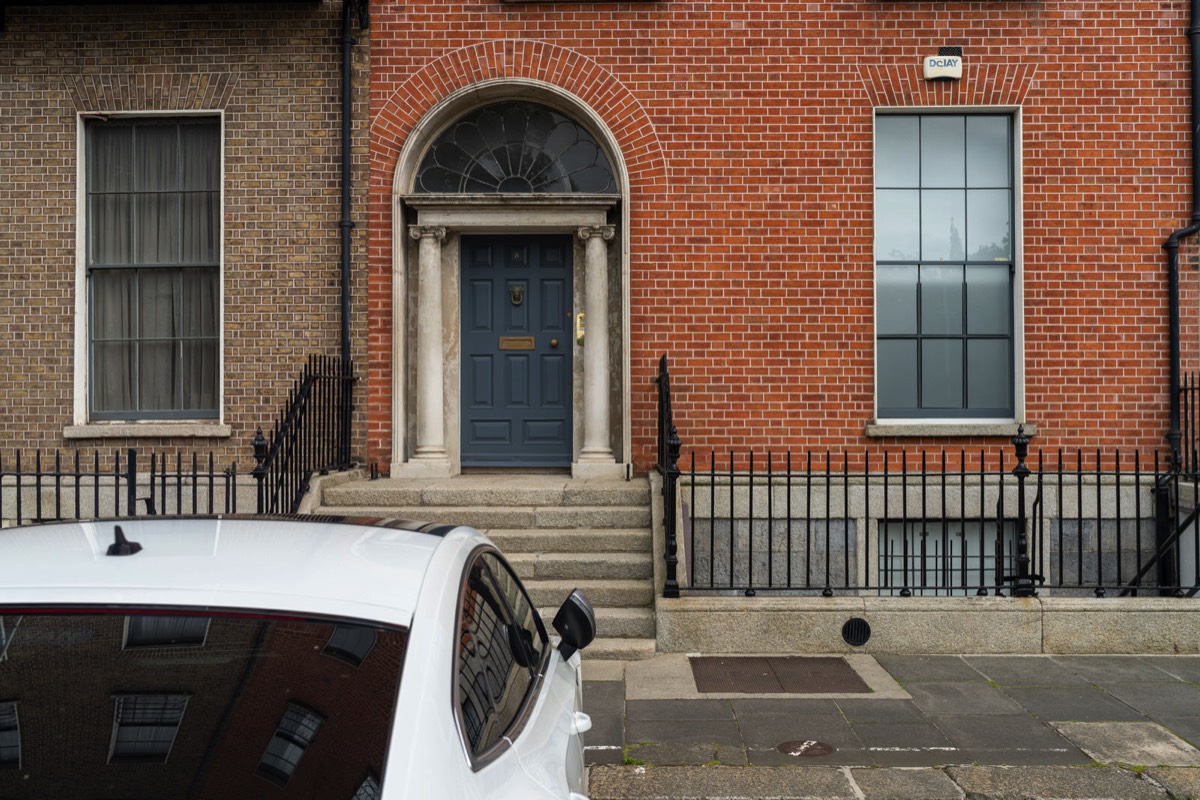 THE DOORS OF DUBLIN - FITZWILLIAM PLACE 001