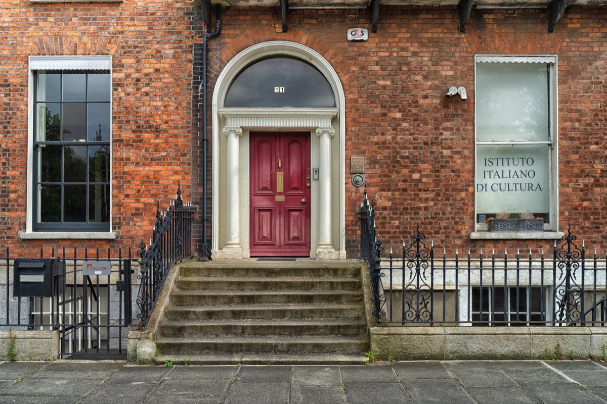 THE DOORS OF DUBLIN - FITZWILLIAM PLACE 004