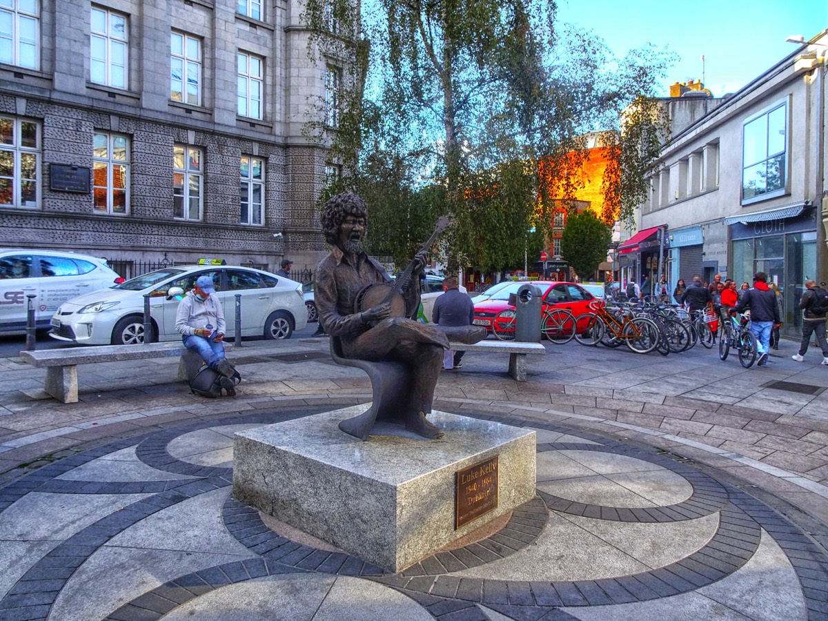 STATUE OF LUKE KELLY ON SLOUTH KING STREET  - BY JOHN COLL 002