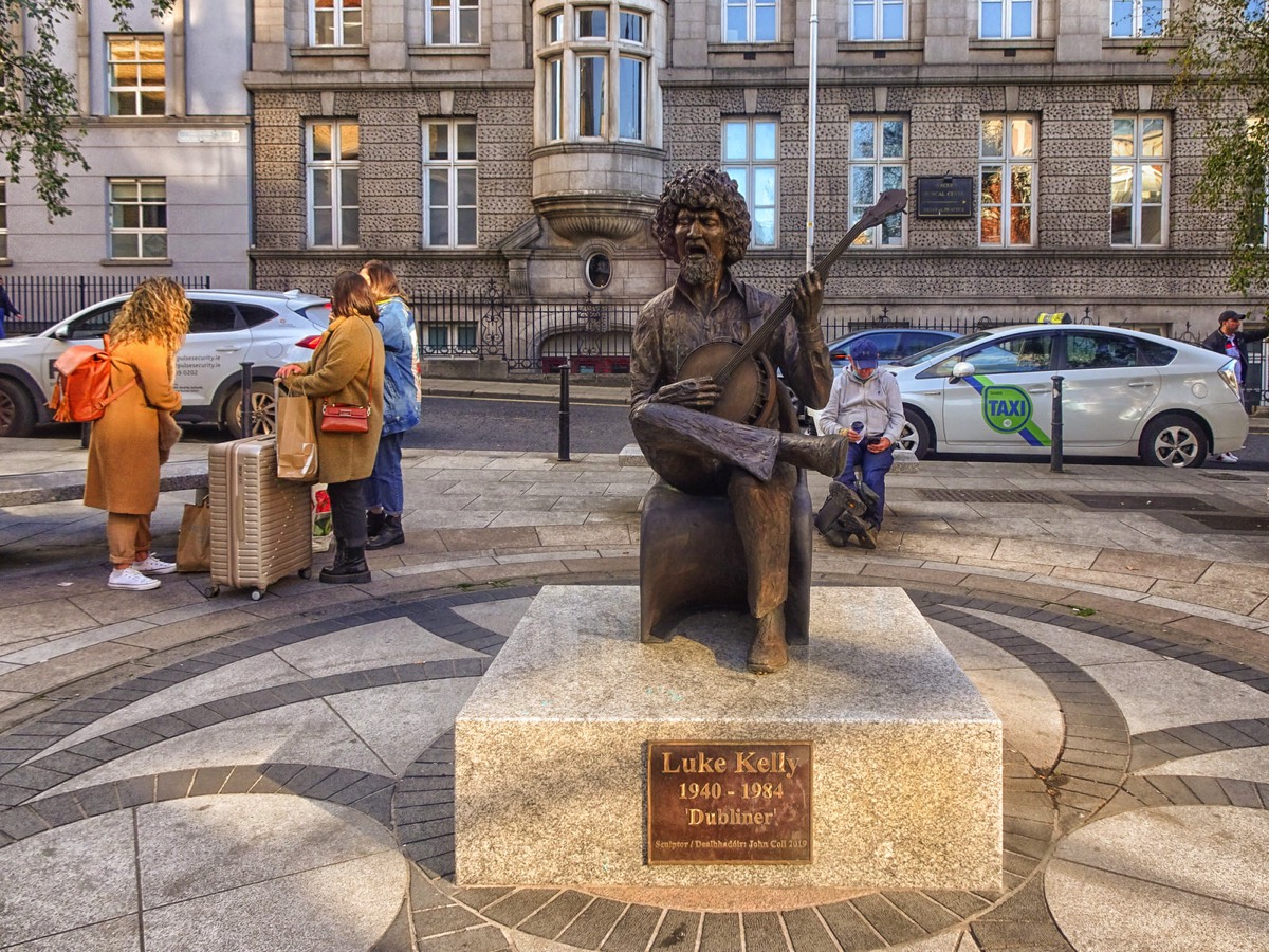 STATUE OF LUKE KELLY ON SLOUTH KING STREET  - BY JOHN COLL 003