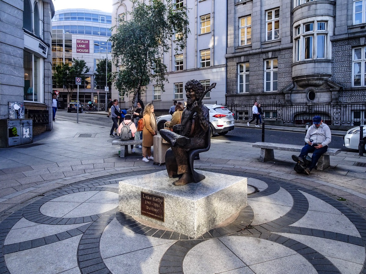 STATUE OF LUKE KELLY ON SLOUTH KING STREET  - BY JOHN COLL 004