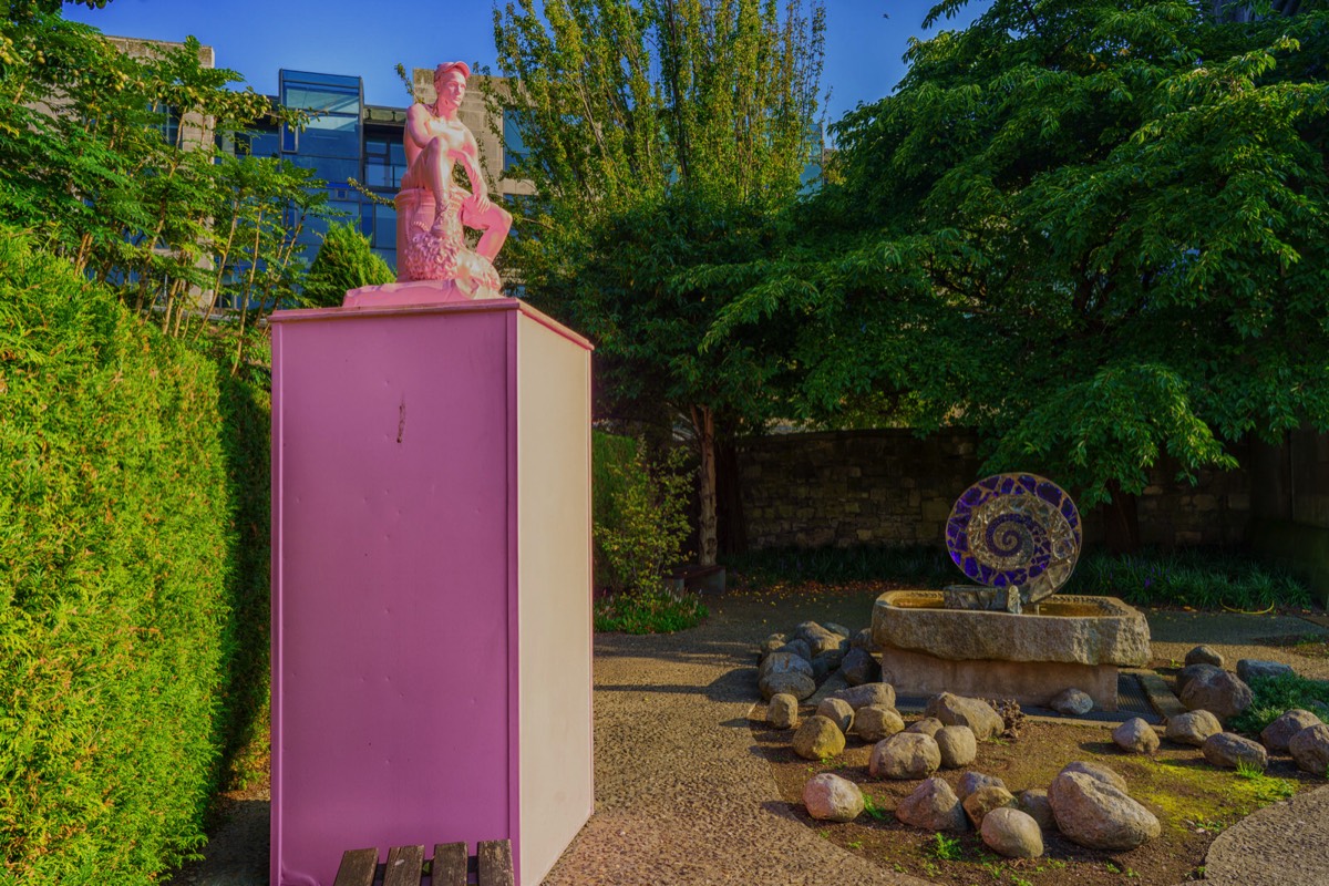 A 3D PRINTED PINK SCULPTURE IN DUBLIN CASTLE GARDENS - THE ARTIST IS JAM SUTTON 