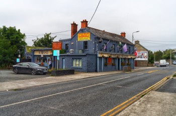  RYANS ARBOUR HOUSE PUB - A GENTLEMAN OBJECTED TO ME PHOTOGRAPHING THIS PUB  003 