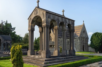  A VISIT TO GLASNEVIN CEMETERY A FEW MINUTES BEFORE IT CLOSED FOR THE DAY 