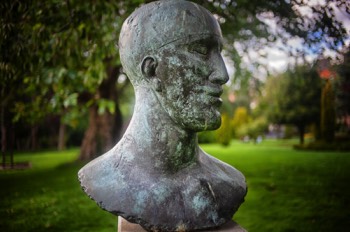  TRIBUTE HEAD II BY ELISABETH JEAN FRINK [MERRION SQUARE PARK IN JULY 2020]  