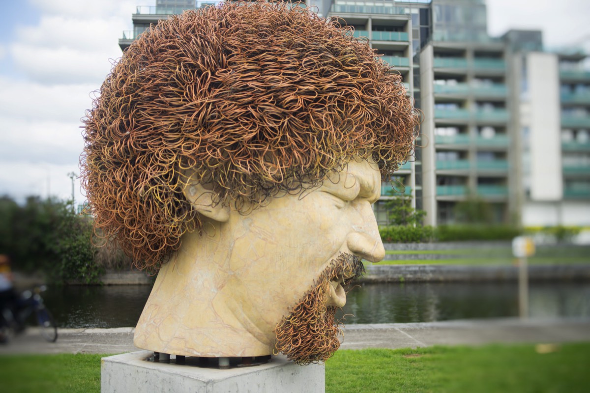 STATUE OF LUKE KELLY BY VERA KLUTE  HAS ALREADY BEEN VANDALISED FIVE TIMES  002