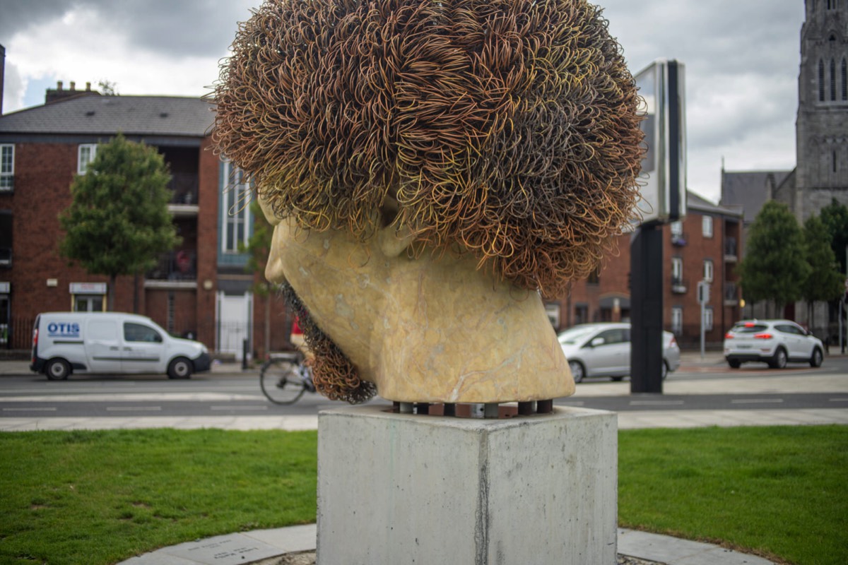 STATUE OF LUKE KELLY BY VERA KLUTE  HAS ALREADY BEEN VANDALISED FIVE TIMES  005