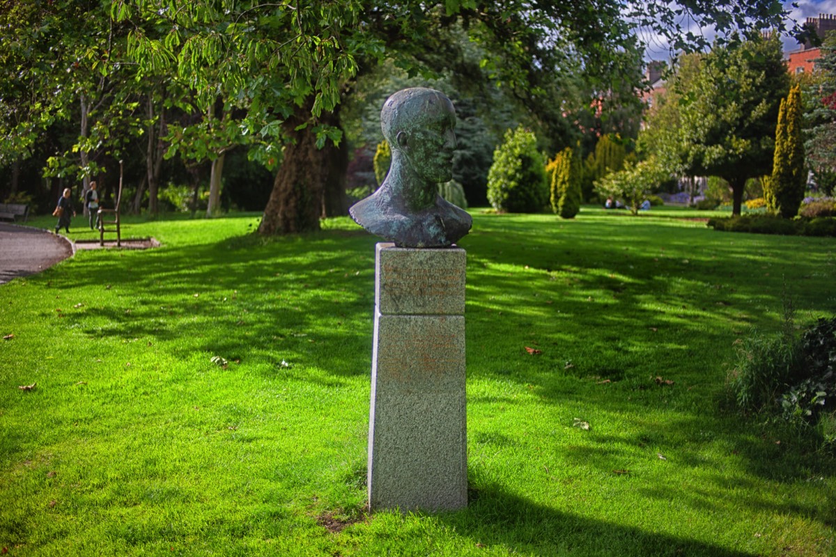 TRIBUTE HEAD II BY ELISABETH JEAN FRINK 003