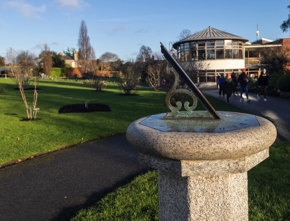 HORIZONTAL SUNDIAL BY LYNCH -  BOTANIC GARDENS IN GLASNEVIN  001