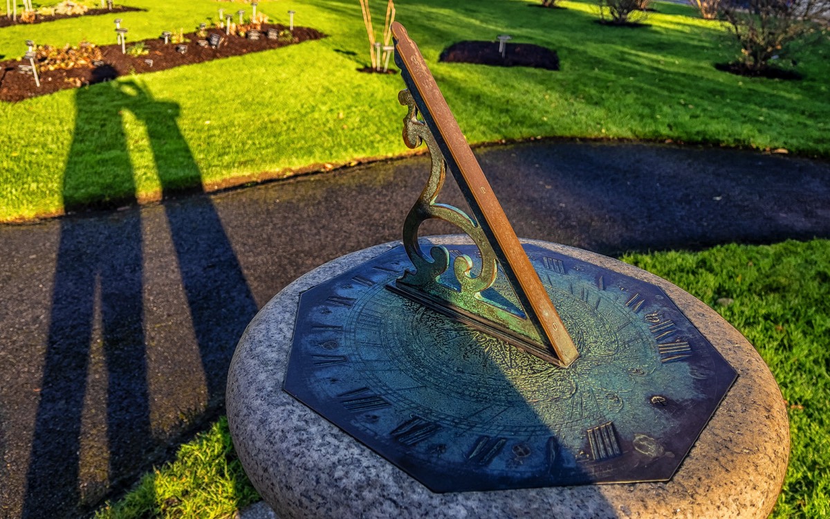 HORIZONTAL SUNDIAL BY LYNCH -  BOTANIC GARDENS IN GLASNEVIN  002