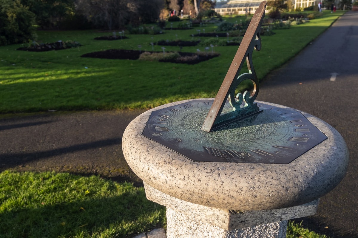 HORIZONTAL SUNDIAL BY LYNCH -  BOTANIC GARDENS IN GLASNEVIN  003