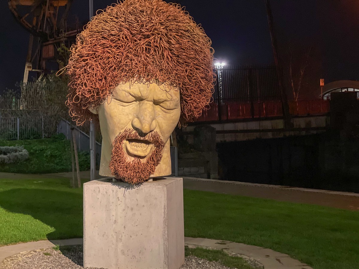 LUKE KELLY AT NIGHT - GUILD STREET 002