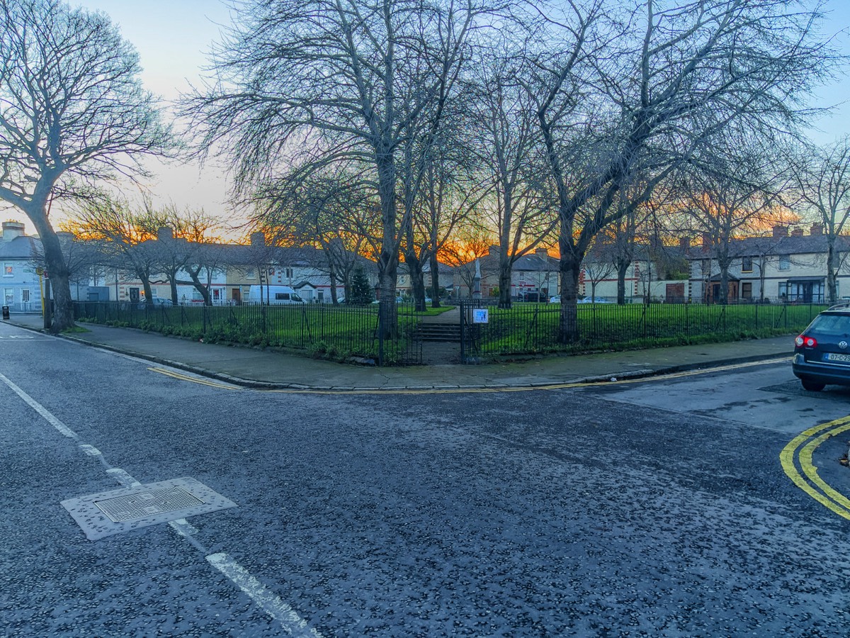 MARIAN STATUE OSCAR SQUARE PUBLIC PARK  IN THE COOMBE 001