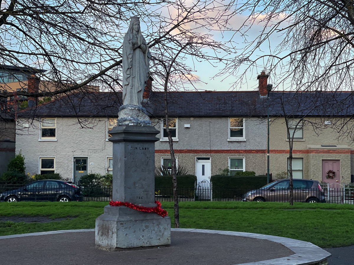 MARIAN STATUE OSCAR SQUARE PUBLIC PARK  IN THE COOMBE 004