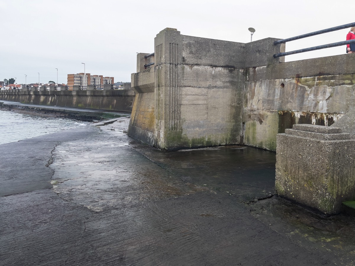 WATERFRONT IN DUN LAOGHAIRE - MARINE PARADE SCOTSMAN