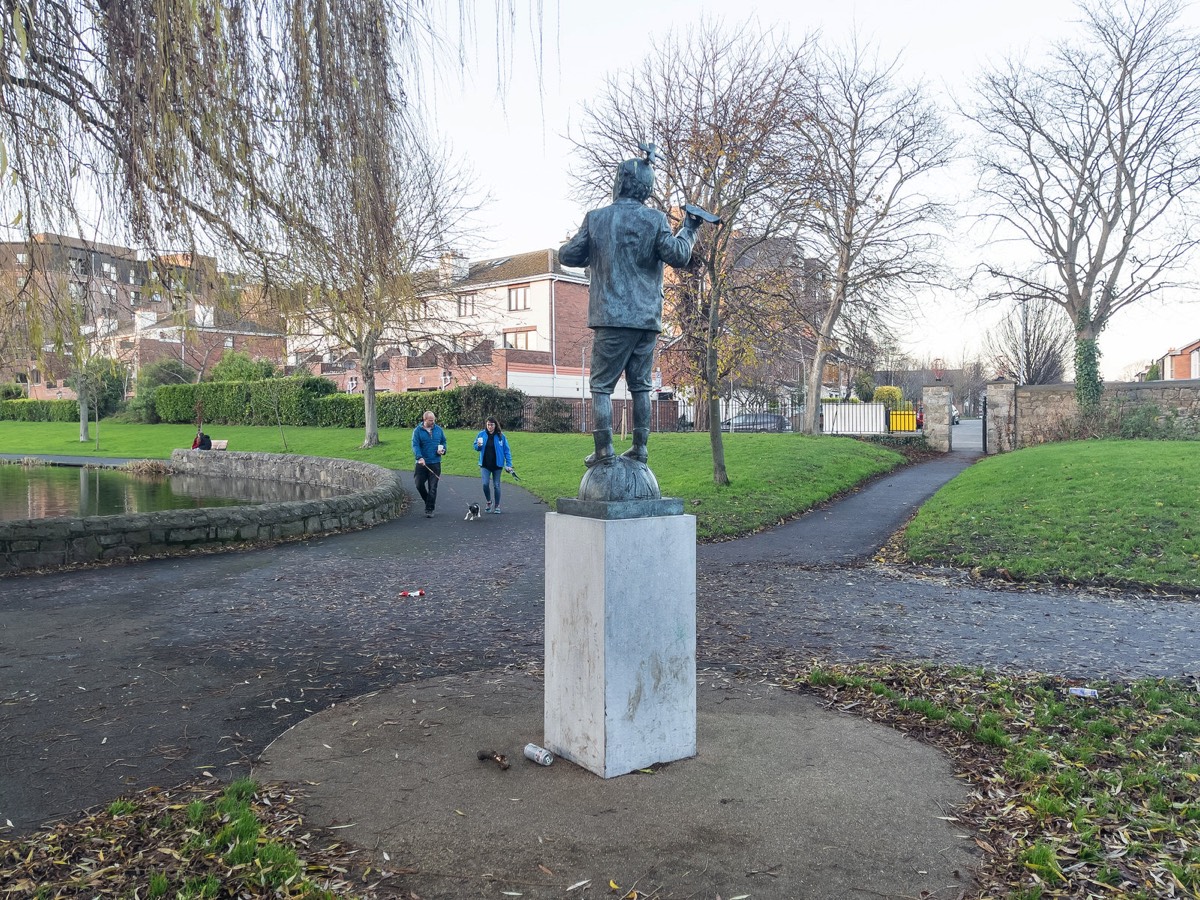  HE MADE THE FIRST HOT AIR BALLOON FLIGHT IN IRELAND FROM RANELAGH - MEMORIAL TO RICHARD CROSBIE  004