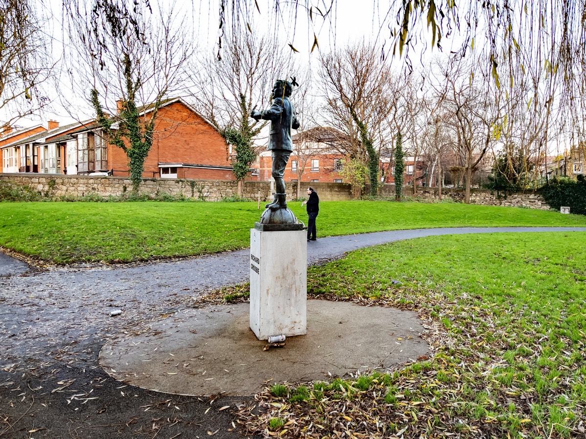  HE MADE THE FIRST HOT AIR BALLOON FLIGHT IN IRELAND FROM RANELAGH - MEMORIAL TO RICHARD CROSBIE  006